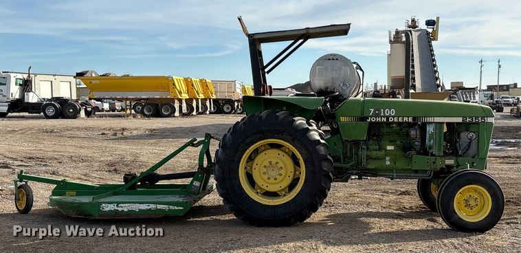 image for item ET5410 1990 John Deere 2355 tractor