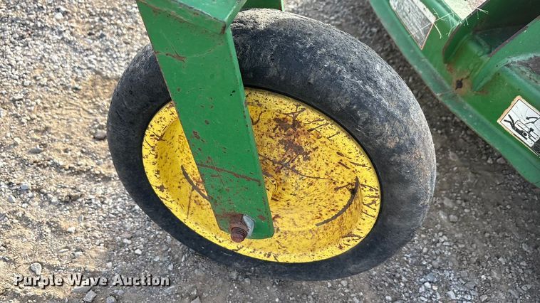 image for item ET5410 1990 John Deere 2355 tractor