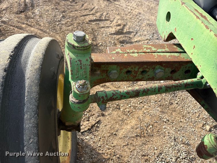 image for item ET5410 1990 John Deere 2355 tractor