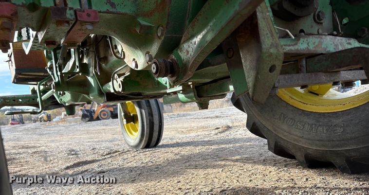 image for item ET5410 1990 John Deere 2355 tractor
