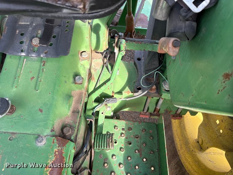 image for item ET5410 1990 John Deere 2355 tractor