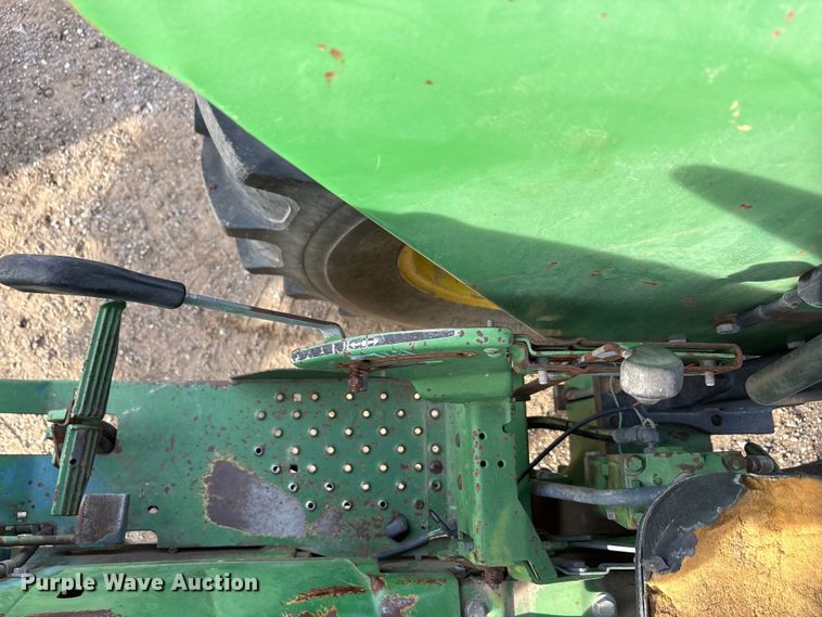 image for item ET5410 1990 John Deere 2355 tractor