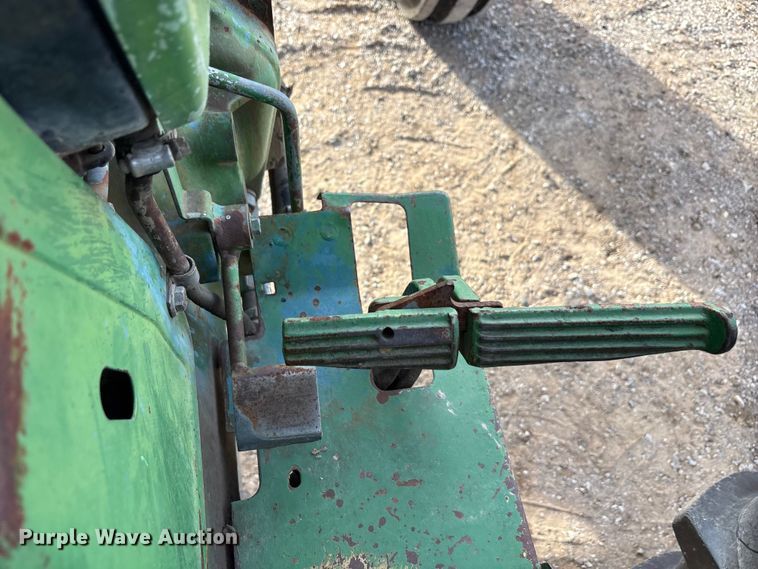 image for item ET5410 1990 John Deere 2355 tractor