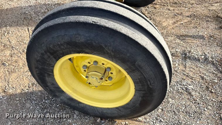 image for item ET5410 1990 John Deere 2355 tractor