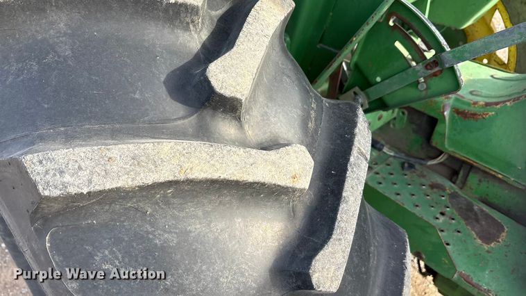 image for item ET5410 1990 John Deere 2355 tractor