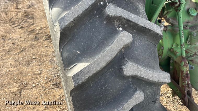 image for item ET5410 1990 John Deere 2355 tractor