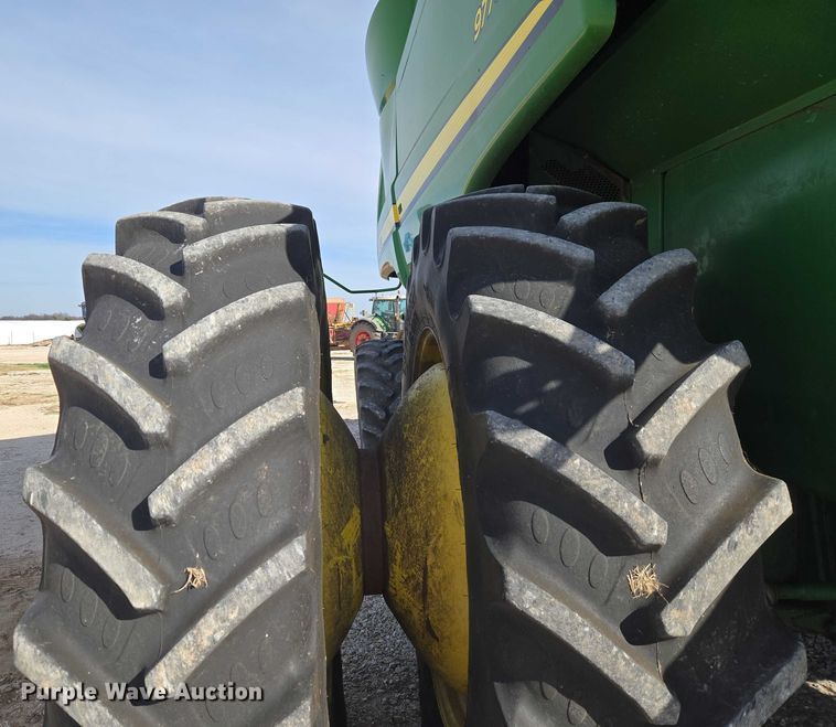 image for item ET5439 2008 John Deere 9770 STS combine