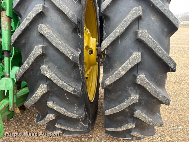 image for item ET7354 2011 John Deere 8335R MFWD tractor