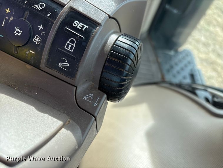 image for item EU4742 2014 John Deere 7210R MFWD tractor