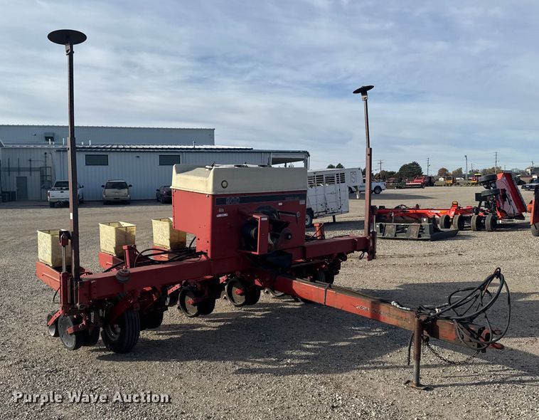 image for item EU6333 International 900 Cyclo Air planter