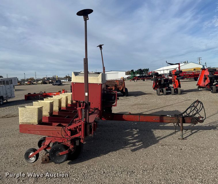 image for item EU6333 International 900 Cyclo Air planter