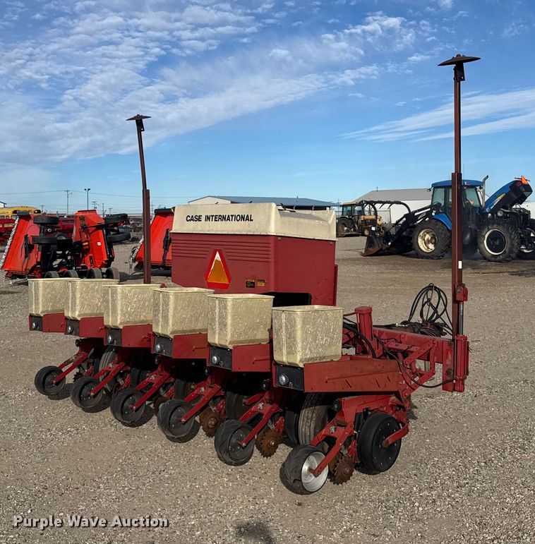 image for item EU6333 International 900 Cyclo Air planter