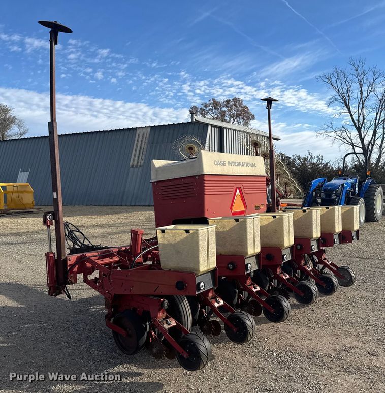 image for item EU6333 International 900 Cyclo Air planter