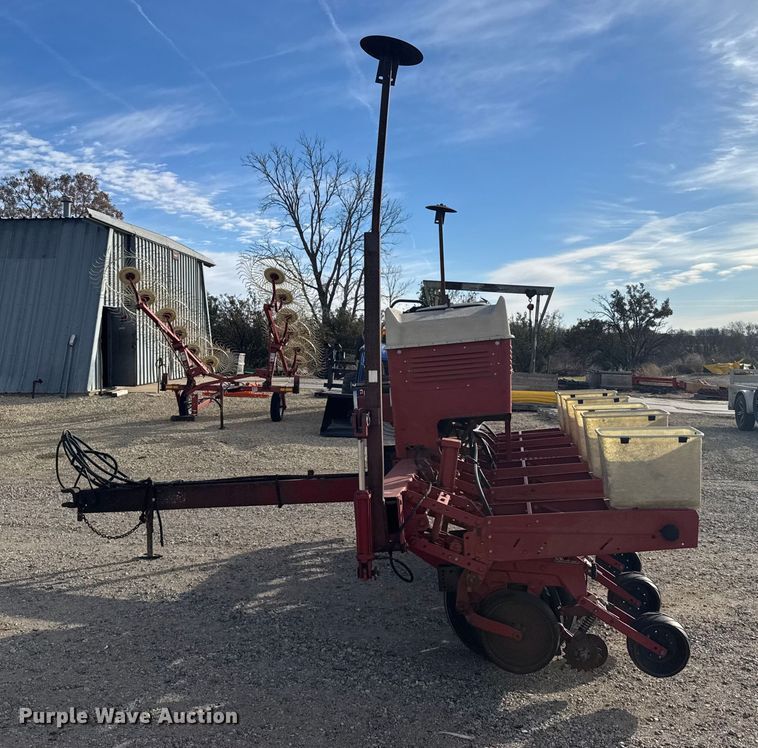 image for item EU6333 International 900 Cyclo Air planter