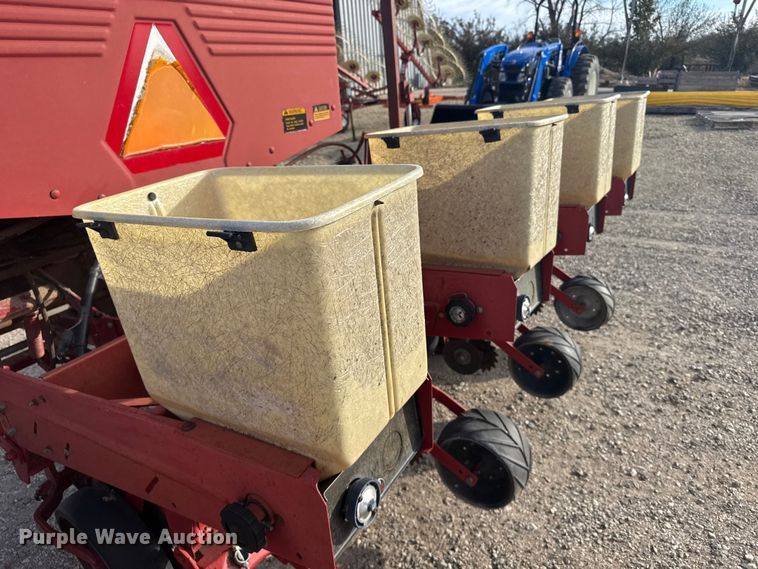 image for item EU6333 International 900 Cyclo Air planter