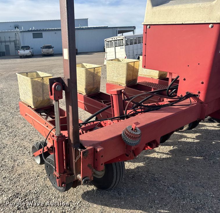 image for item EU6333 International 900 Cyclo Air planter