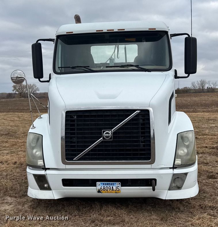 image for item EU6361 2006 Volvo VNL semi truck