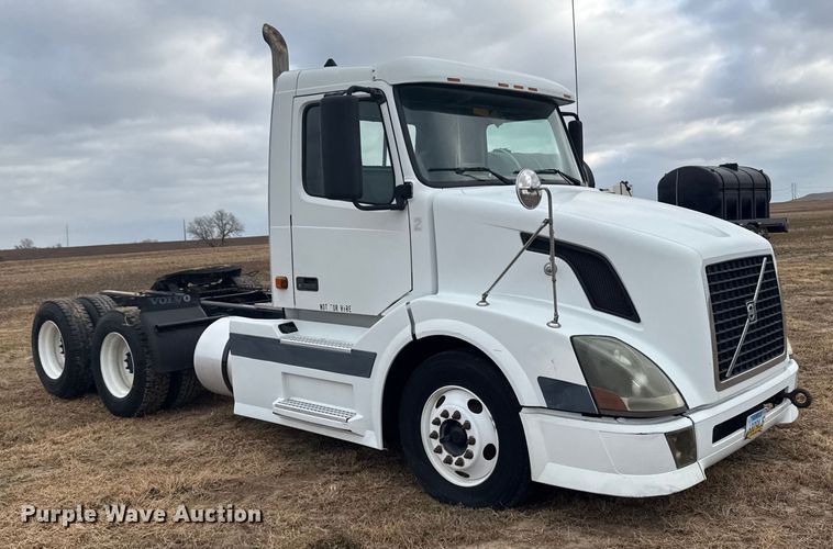 image for item EU6361 2006 Volvo VNL semi truck