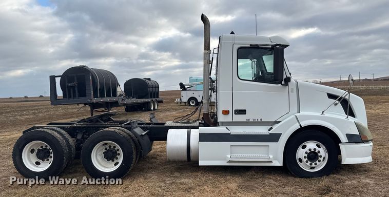 image for item EU6361 2006 Volvo VNL semi truck