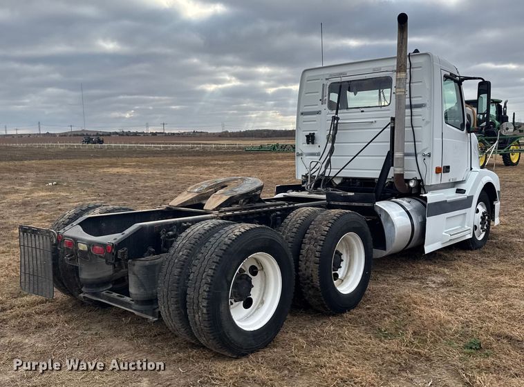 image for item EU6361 2006 Volvo VNL semi truck