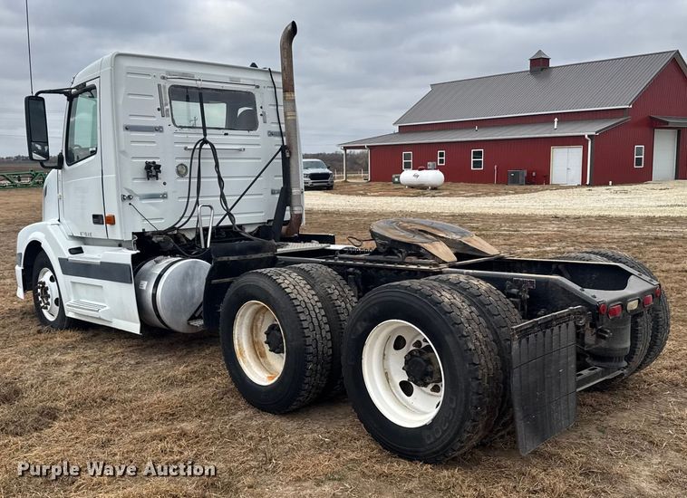 image for item EU6361 2006 Volvo VNL semi truck