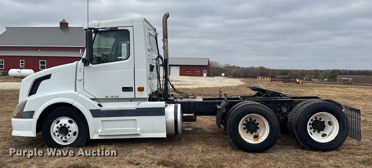 image for item EU6361 2006 Volvo VNL semi truck