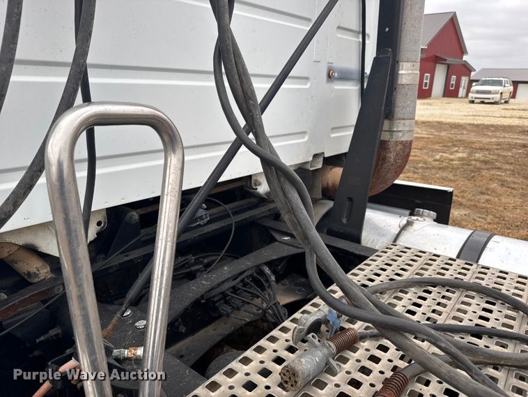 image for item EU6361 2006 Volvo VNL semi truck