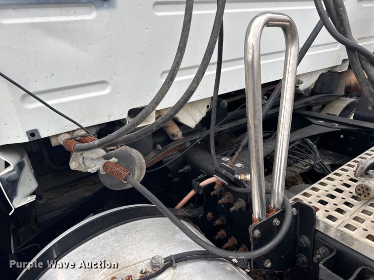 image for item EU6361 2006 Volvo VNL semi truck