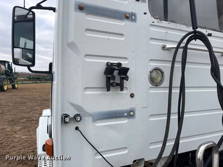 image for item EU6361 2006 Volvo VNL semi truck