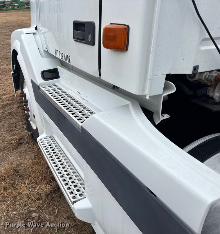 image for item EU6361 2006 Volvo VNL semi truck