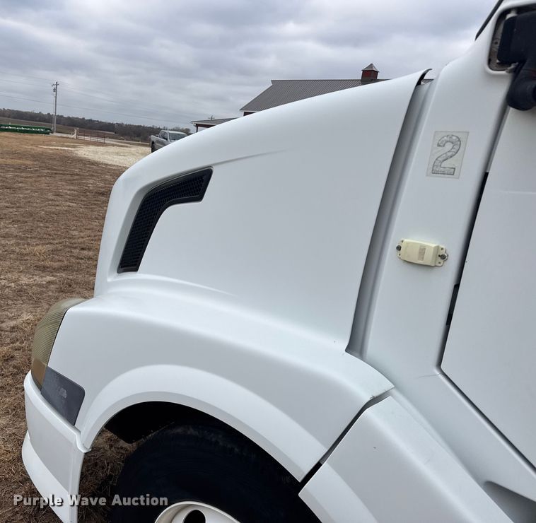 image for item EU6361 2006 Volvo VNL semi truck