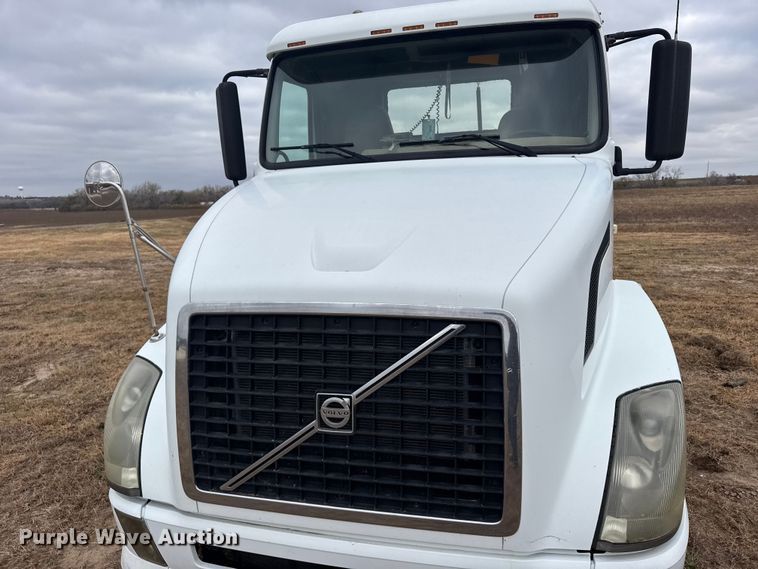 image for item EU6361 2006 Volvo VNL semi truck