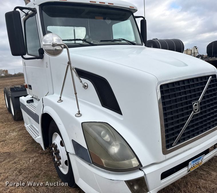 image for item EU6361 2006 Volvo VNL semi truck