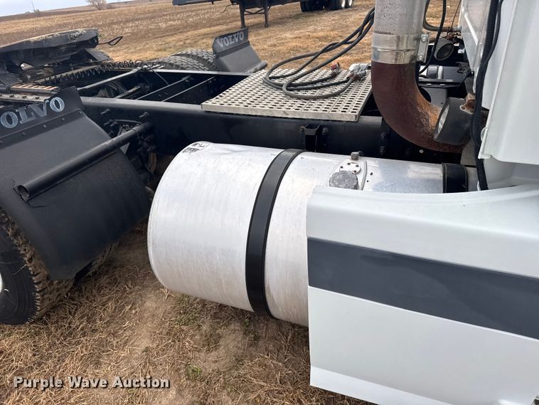 image for item EU6361 2006 Volvo VNL semi truck