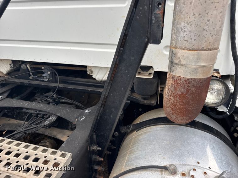 image for item EU6361 2006 Volvo VNL semi truck