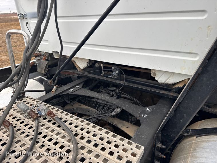 image for item EU6361 2006 Volvo VNL semi truck