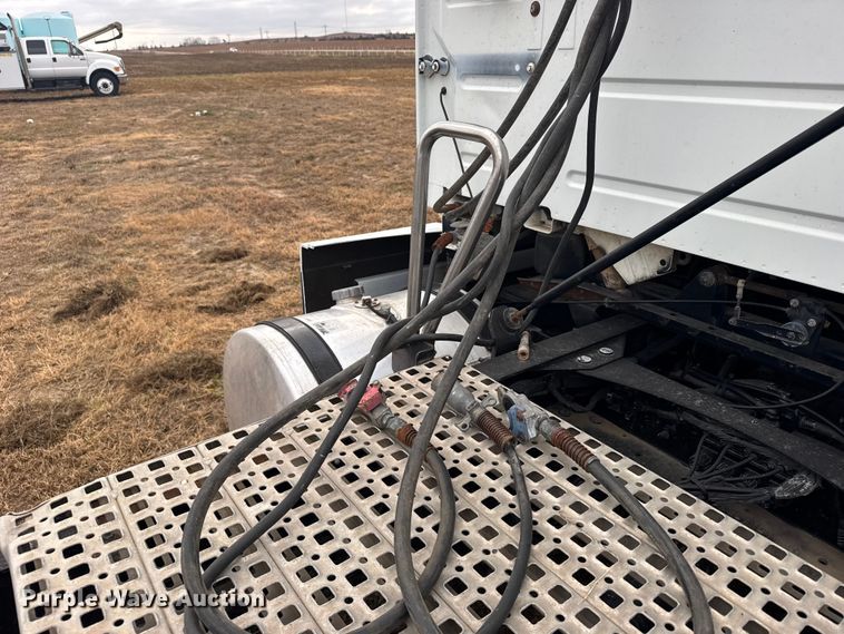 image for item EU6361 2006 Volvo VNL semi truck