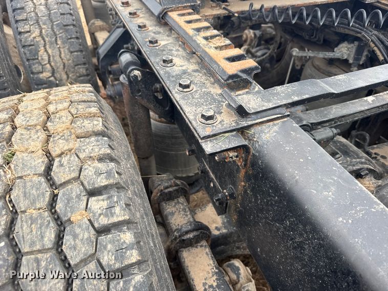 image for item EU6361 2006 Volvo VNL semi truck