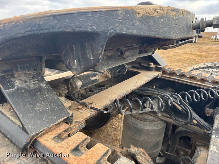 image for item EU6361 2006 Volvo VNL semi truck