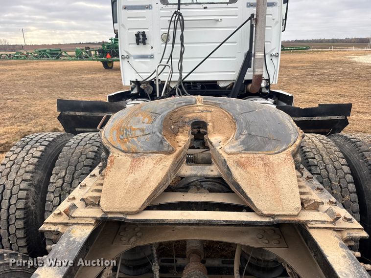 image for item EU6361 2006 Volvo VNL semi truck