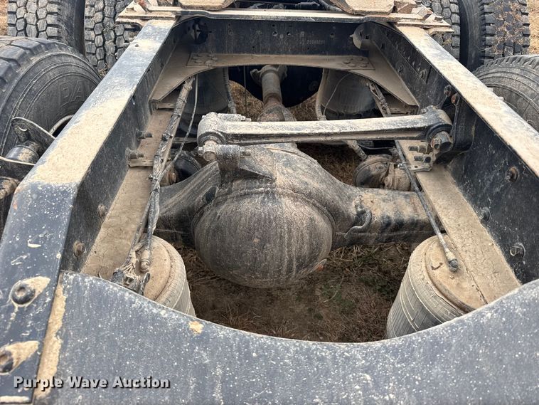 image for item EU6361 2006 Volvo VNL semi truck