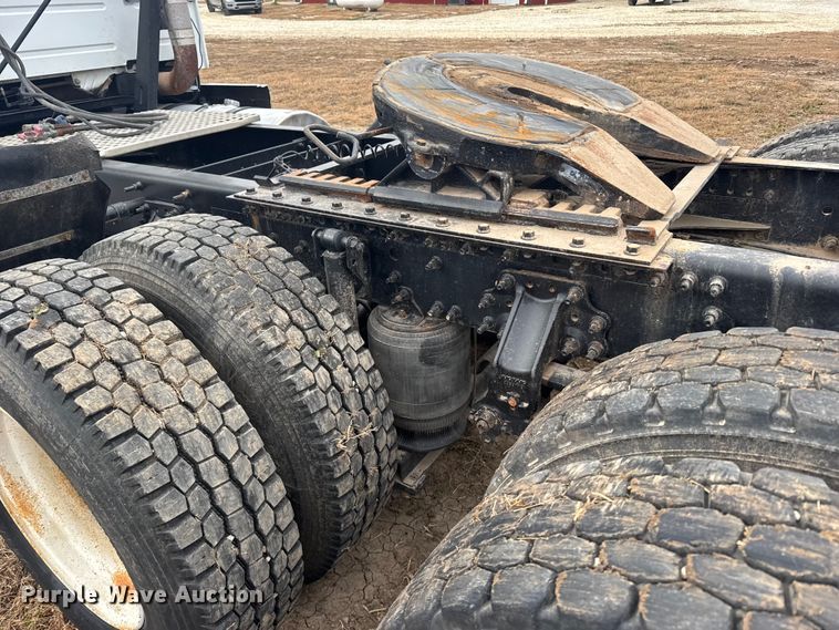 image for item EU6361 2006 Volvo VNL semi truck