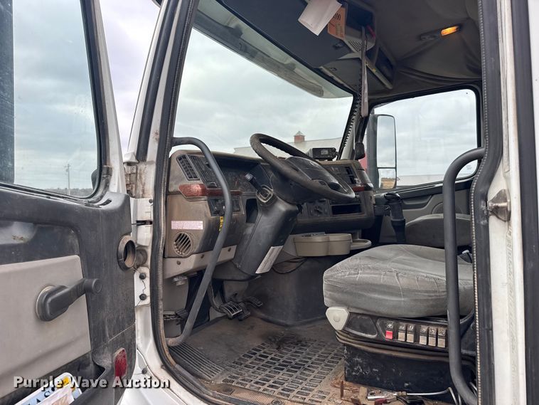 image for item EU6361 2006 Volvo VNL semi truck