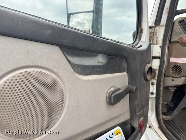 image for item EU6361 2006 Volvo VNL semi truck