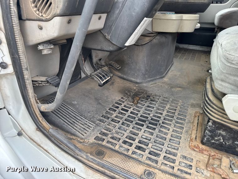 image for item EU6361 2006 Volvo VNL semi truck