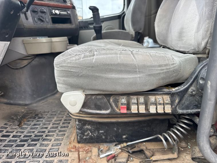 image for item EU6361 2006 Volvo VNL semi truck