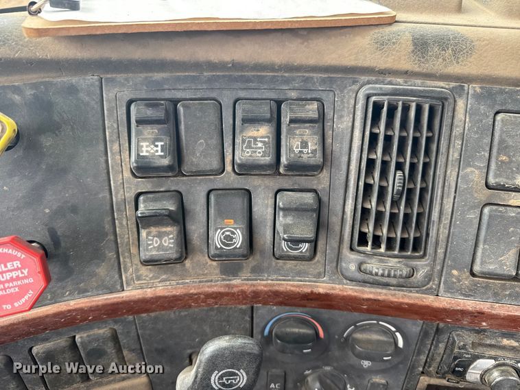 image for item EU6361 2006 Volvo VNL semi truck