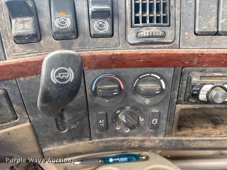 image for item EU6361 2006 Volvo VNL semi truck