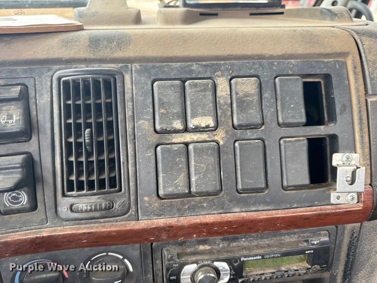 image for item EU6361 2006 Volvo VNL semi truck