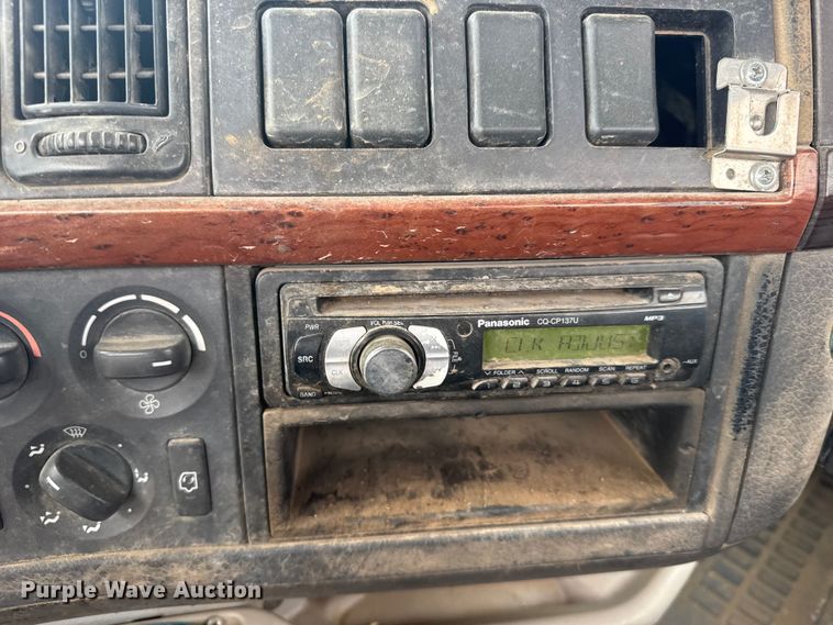 image for item EU6361 2006 Volvo VNL semi truck